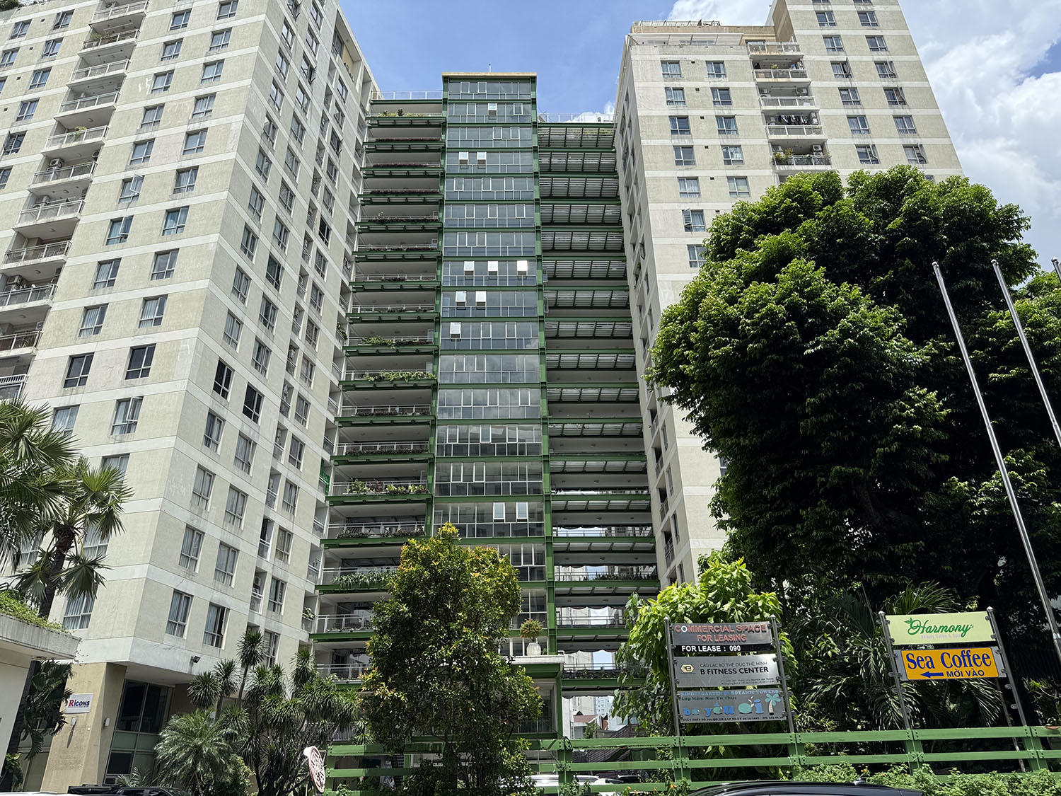 Nhà phố 3lầu (4,05m x 22,5m) có sân đổ ôtô, thiết bị ccấp khu kdoanh Nguyễn Thượng Hiền gần BOTANIC